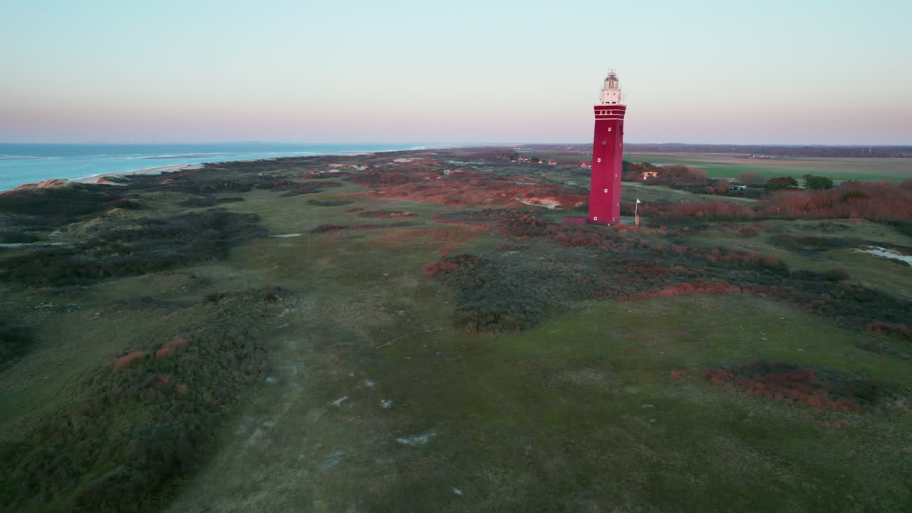 네덜란드 오우드프 근처의 역사적인 웨스트후프드 등대에 접근하는 드론