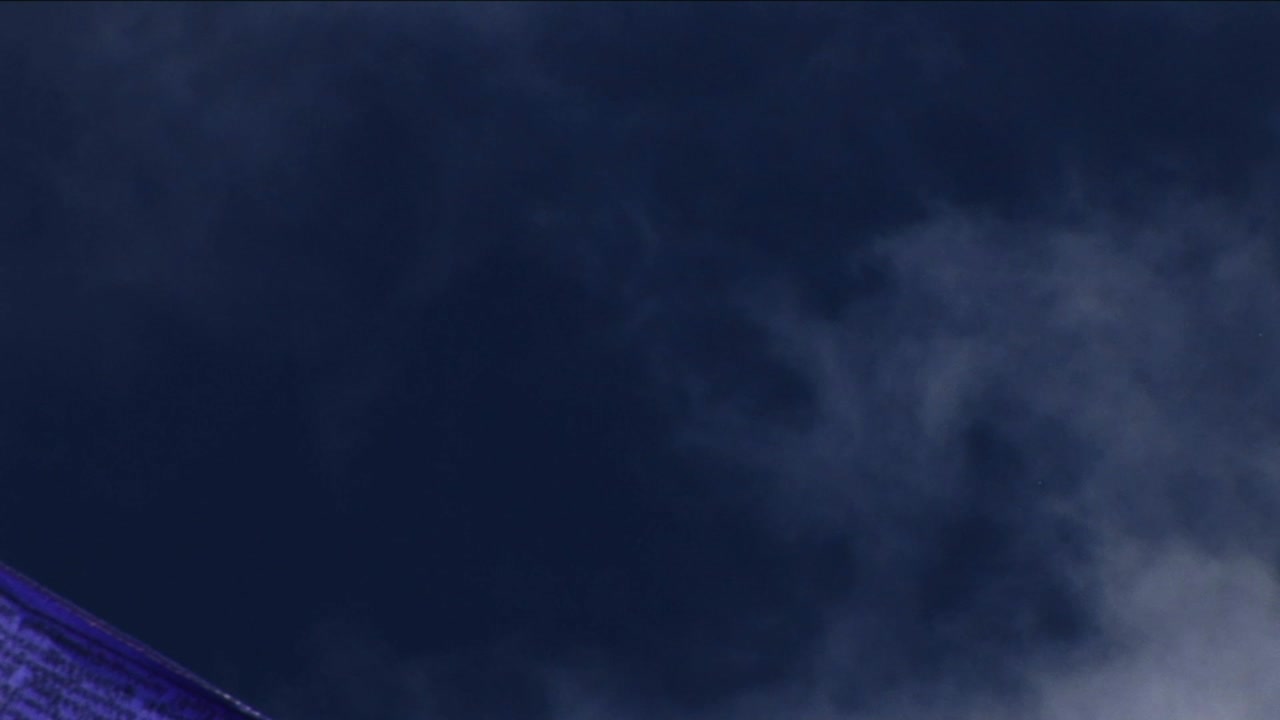 toma del poste central que sostiene banderas de oración