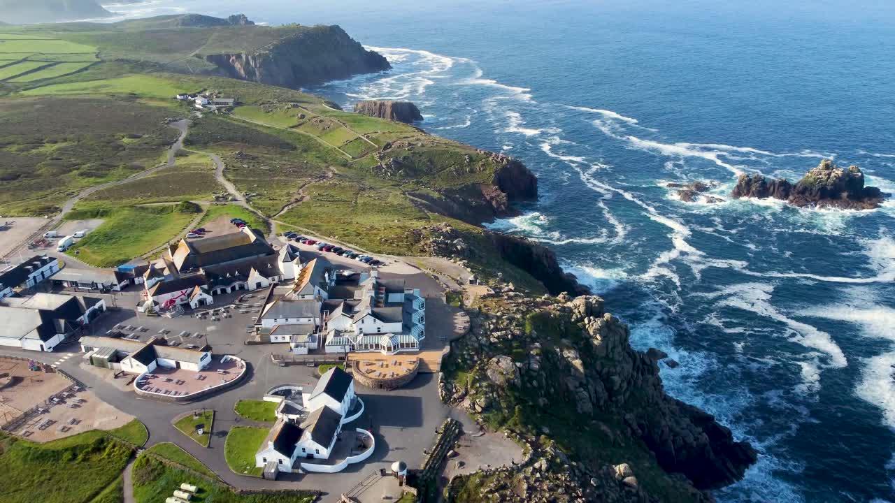 영국 콘월의 랜드 엔드 관광 명소의 4k 드론 영상