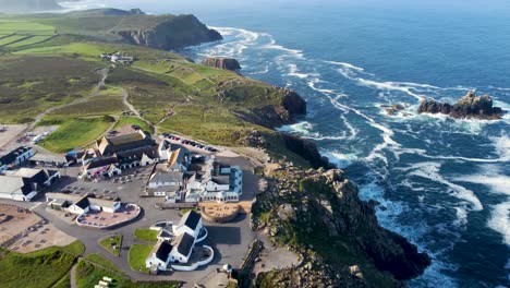 imágenes de drones de 4k de la atracción turística lands end en cornualles, inglaterra