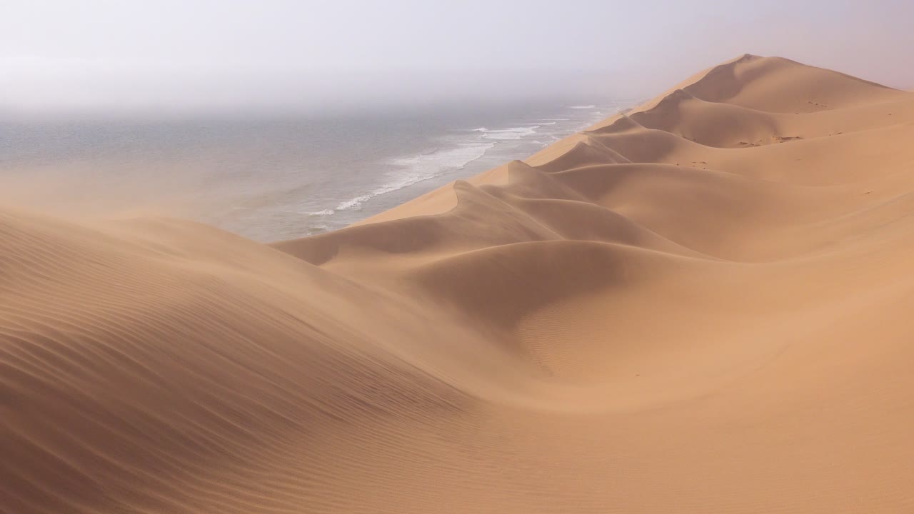 fuertes vientos soplan a través de las increíbles dunas de arena del desierto de namib a lo largo de la costa esquelética de namibia 1