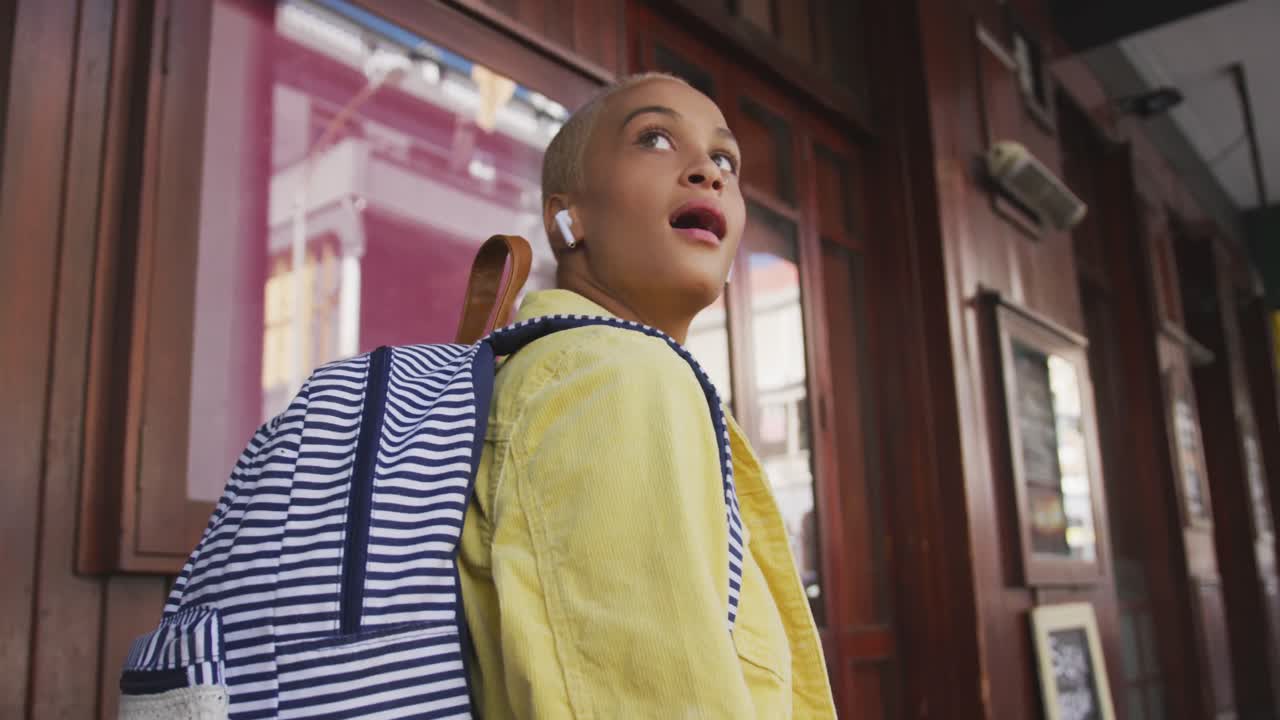 거리에서  ⁇ 고 있는 혼성 인종 여성