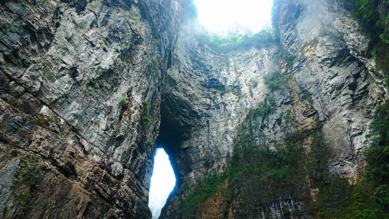 Dramatische Kalksteinschluchten bei den Drei Natürlichen Brücken im Wulong Karst-Geopark in Chongqing, China. Aufnahme aus der Froschperspektive.