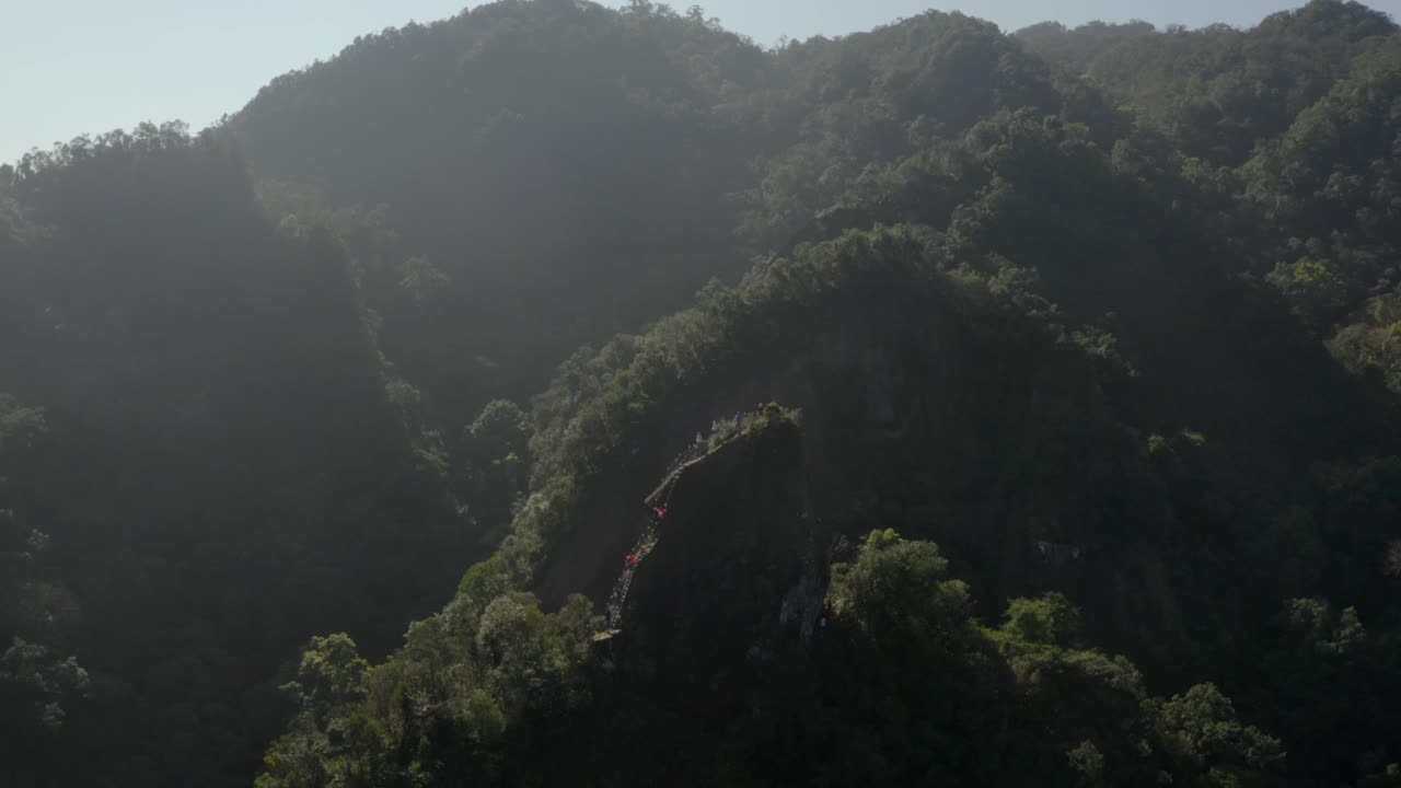 gente haciendo turismo en el monte xiaozishan, senderos pingxi en las montañas tropicales salvajes de taiwán vista aérea hacia atrás