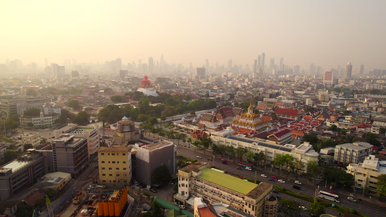 el tráfico en la ciudad de bangkok al amanecer en una mañana brumosa