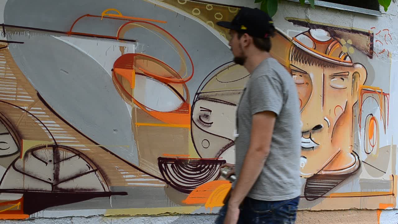L'artista disegna graffiti, ritratto di persona con la pipa.