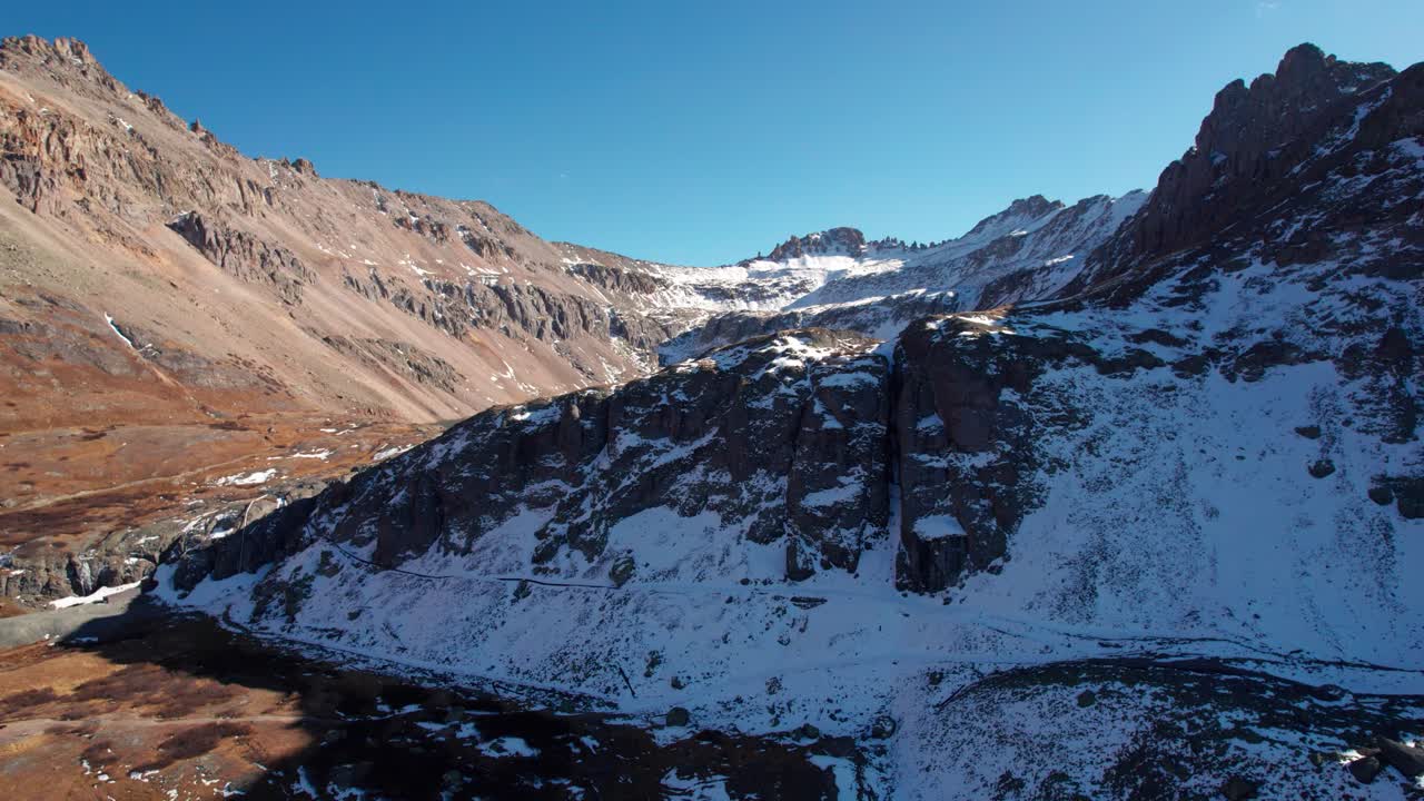 드론이 12000피트 높이의 산악 호수를 향해 날아오고 있다.