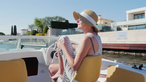 Urlaubsträume-In-Europa-Frau-Mit-Sonnenbrille-Und-Hut-Schwimmt-In-Einem-Kleinen-Boot-In-Empuriabrava-Spanien-Spa