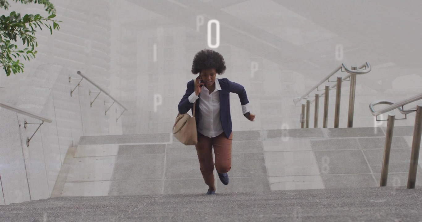 Animazione di numeri su una donna d'affari afroamericana che parla al telefono mentre sale le scale.