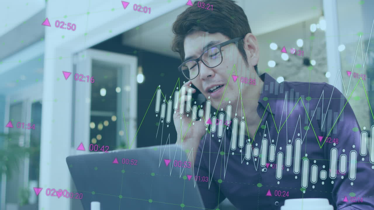 노트북을 사용하는 동안 휴대전화로 대화하는 아시아인 남성의 그래프와 변하는 숫자의 애니메이션