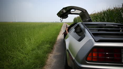 dmc delorean ouvre la porte et jette un jouet de dinosaure