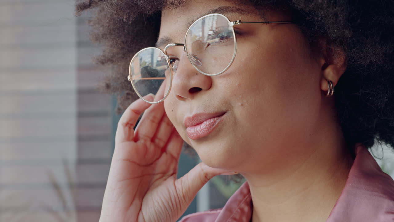 dolor de cabeza, estrés y la mujer negra pensando