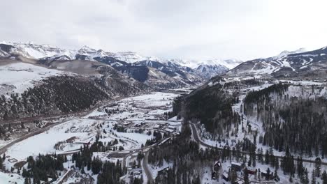 Ciudad-De-Telluride-En-Colorado-Panorámica-Aérea,-Temporada-De-Invierno