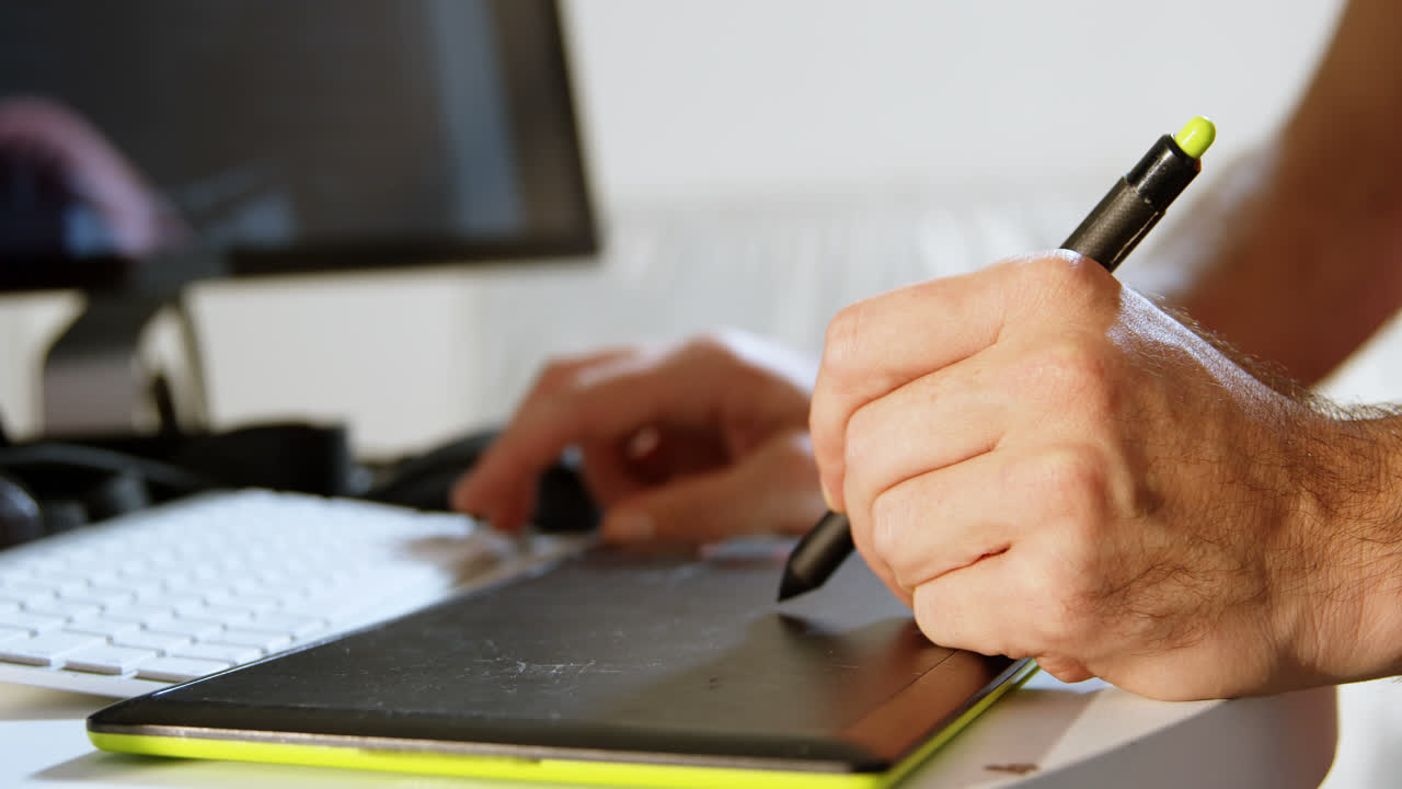 fotógrafo masculino usando una tableta gráfica en un estudio fotográfico 4k