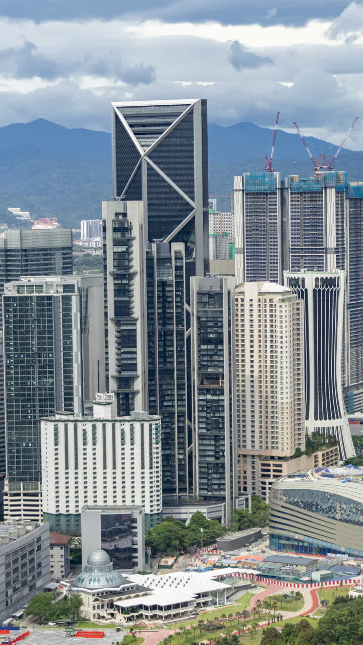 Torres Petronas e paisagem urbana de Kuala Lumpur na vertical.