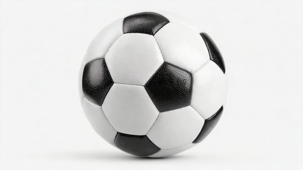 Eine Nahaufnahme eines klassischen schwarz-weißen Fußballs, festgehalten in zwei verschiedenen Aufnahmen, die sein ikonisches Design und seine Textur zeigen