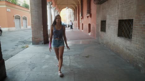 mujer caminando en una ciudad italiana