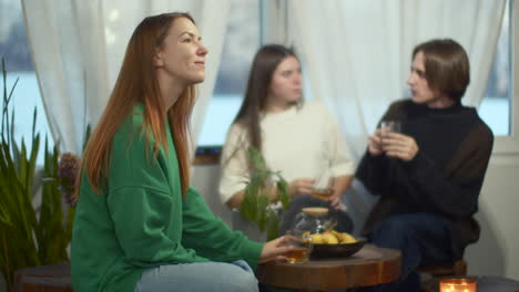 amigos disfrutando del té juntos en casa