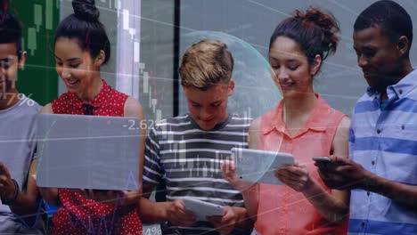 animación de globo y gráfico de candelabros sobre adolescentes multirraciales utilizando la tecnología