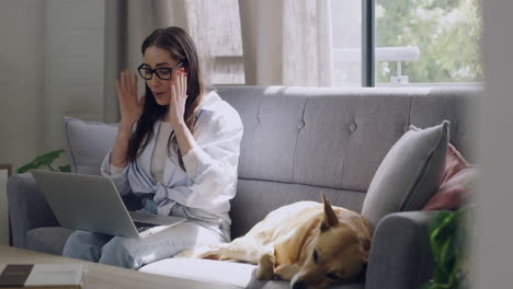 Freelancer-bonding-with-her-dog-while-typing