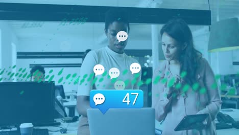 animación del procesamiento de datos sobre diversas personas de negocios con máscaras faciales usando computadora portátil