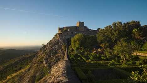 Zeitraffer-Der-Burg-Von-Marvão-Bei-Sonnenuntergang-Mit-Gelbem-Licht