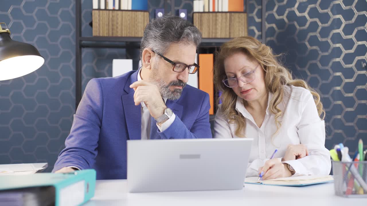 una mujer de negocios haciendo una presentación a su gerente.
