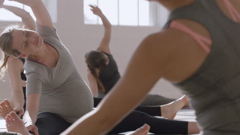 joven mujer caucásica embarazada en clase de yoga practicando ejercicios de estiramiento disfrutando de ejercicios de fitness en grupo al amanecer compromiso de estilo de vida saludable