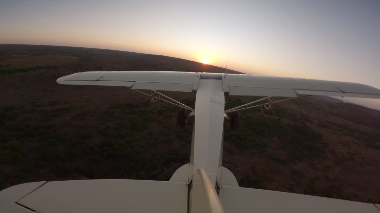 Aereo bushcraft in volo sopra una pianura di sera