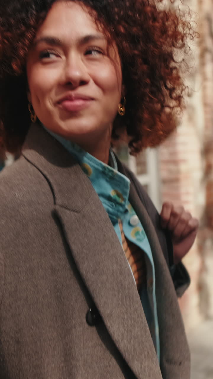 una mujer joven caminando por una calle de la ciudad
