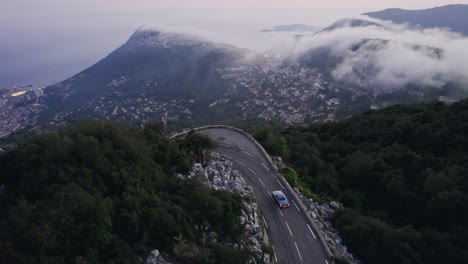conducción de automóviles antiguos en las montañas francesas fuera de mónaco