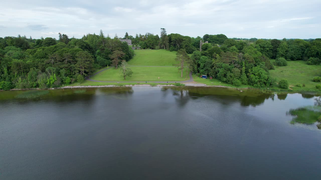 에넬 호수 위에서 촬영한 벨베데레 하우스의 조감도