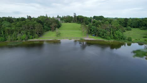 Vista-Aérea-De-La-Casa-Belvedere,-Tomada-Desde-Arriba-De-Lough-Ennell