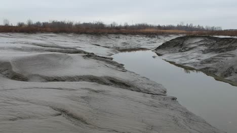 Tierra-Seca-En-Las-Orillas-Del-Río-Durante-La-Inundación-De-La-Marea-Baja-En-Un-Camión-Aéreo