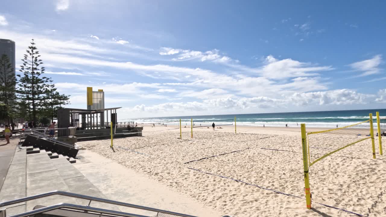 해변 에서 이 잘 내리는 날 을 즐기는 사람 들