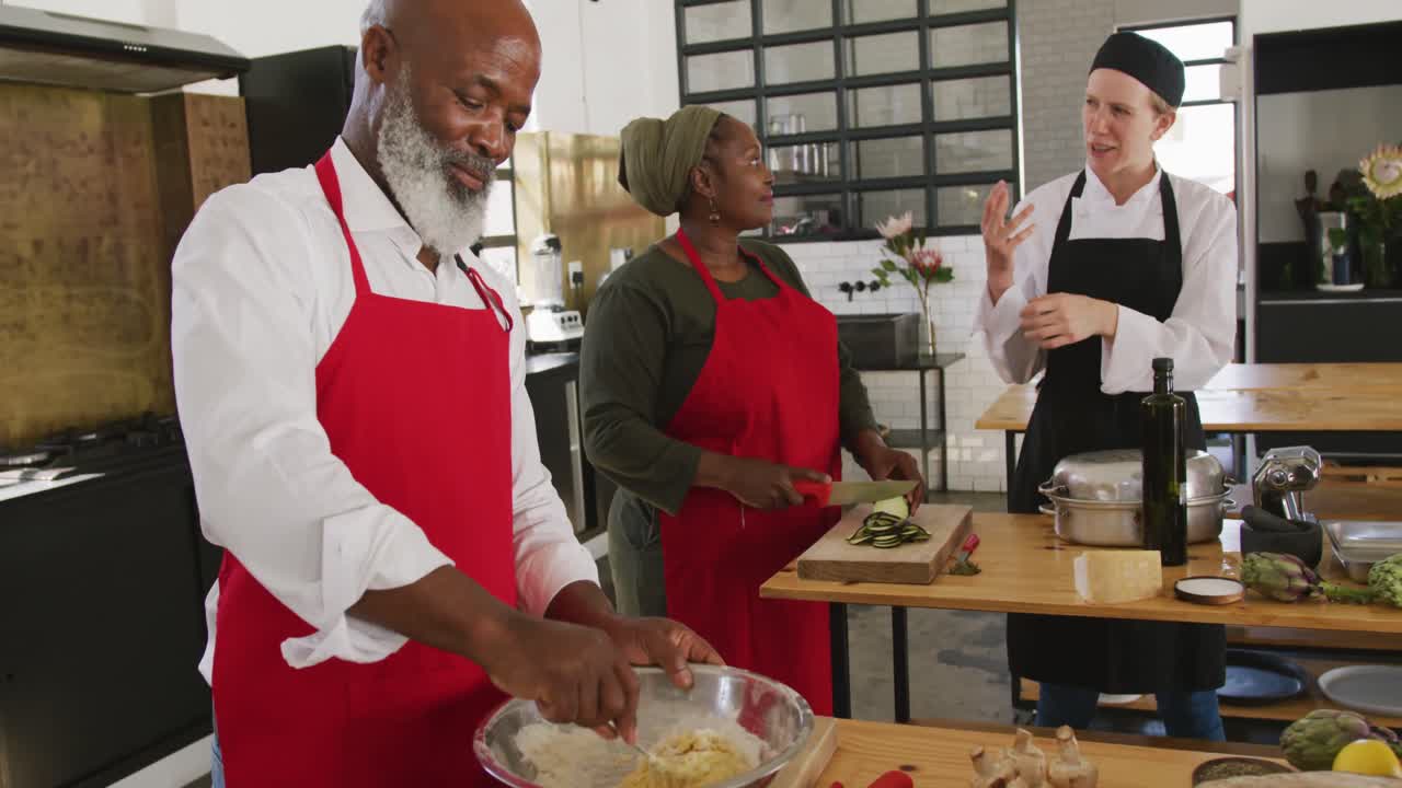 cocineros cocinando juntos