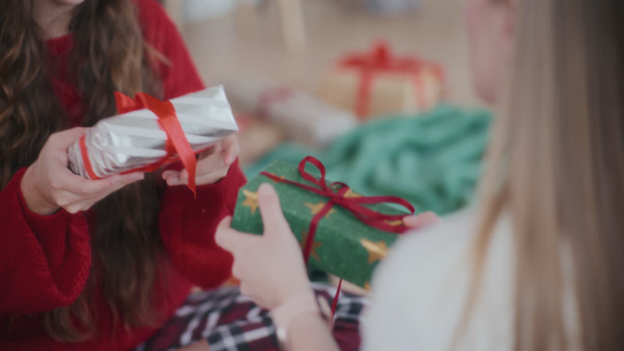 자매 들 이 집 에서 크리스마스 선물 을 교환 하고 있다