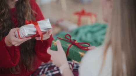 hermanas intercambiando regalos de navidad en casa