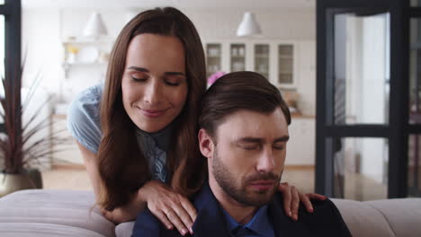 pareja feliz abrazándose en el sofá en la sala de estar