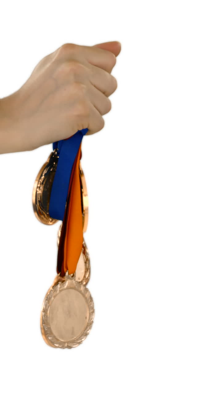 manos sosteniendo algunas medallas