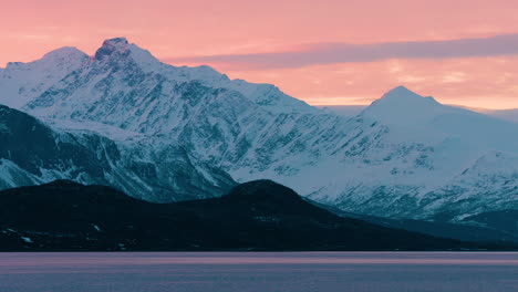 Impresionante-Puesta-De-Sol-En-Los-Alpes-De-Lyngen-En-Noruega