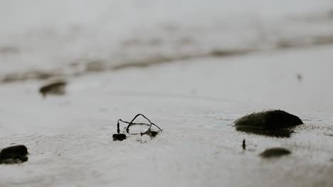 Nahaufnahme-Von-Leichten-Meereswellen-Am-Strand