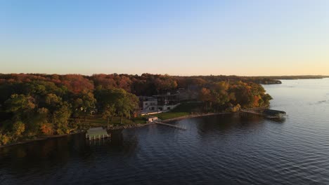 Propiedad-De-Lujo-Frente-Al-Lago-Frente-A-Una-Hermosa-Puesta-De-Sol-Durante-Una-Tarde-De-Otoño