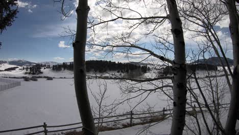 vista desde el porche en el campo hacia las colinas en invierno