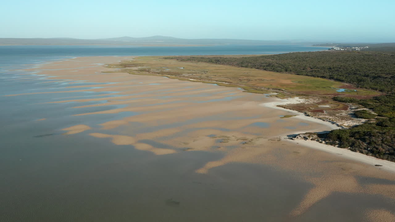 vasto paisaje forestal y pintoresca playa del parque nacional de la costa oeste, sudáfrica - toma aérea
