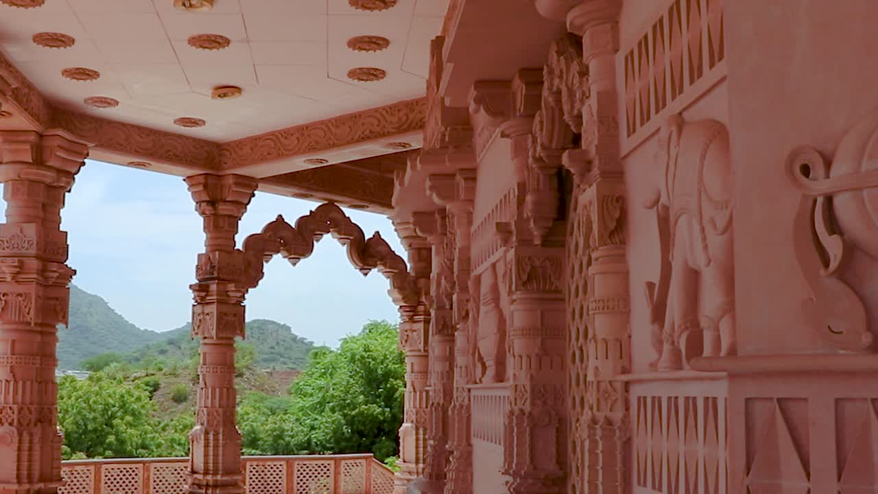 artístico templo jainista de piedra roja tallada a mano por la mañana desde un ángulo único el video se toma en shri digamber jain gyanoday tirth kshetra, nareli jain mandir, ajmer, rajasthan, india
