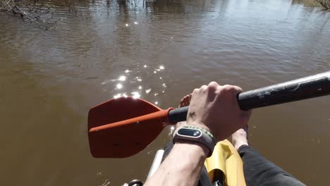 hacer kayak en un río