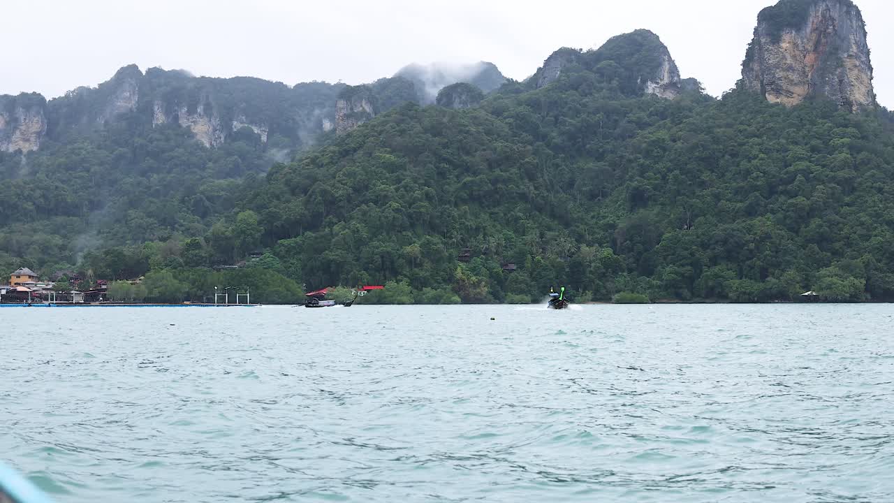 푸른 크라비 섬 풍경 근처의 보트 여행