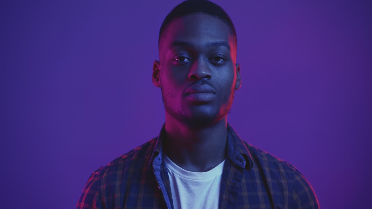 retrato de un hombre elegante con iluminación bicolor