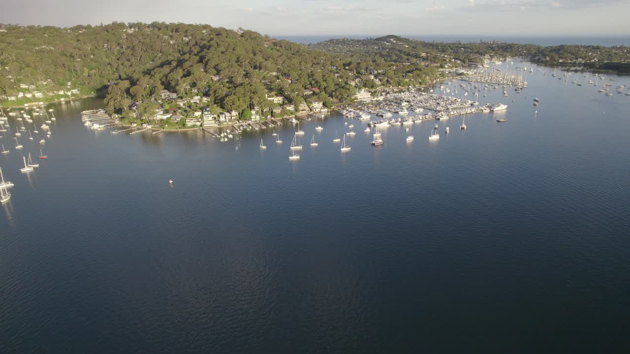 오스트레일리아 nsw 주 뉴포트 에 있는 크리스탈 베이 에 정박 한 마리나 와 배 들 의 파노라마